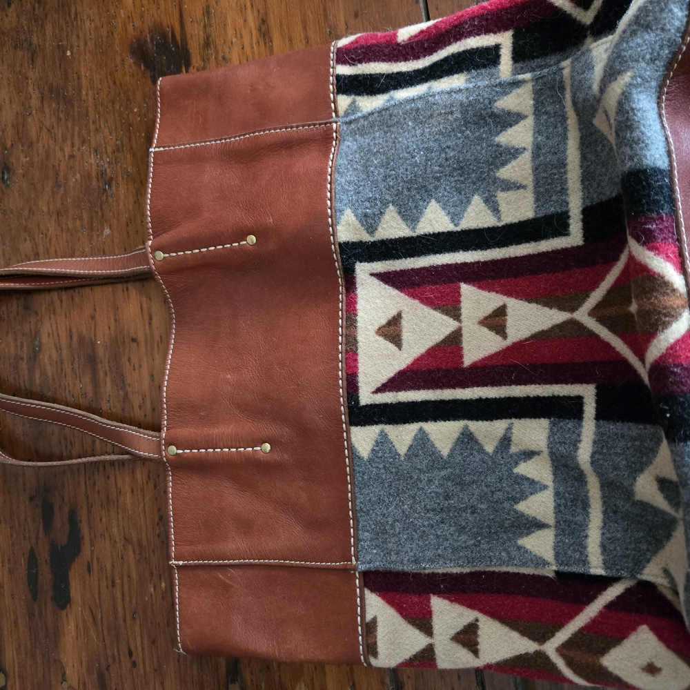 The Most Sought After Roots X Pendleton Tote!!! 🇨🇦 Only One On PM